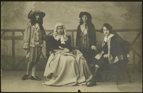 [Auch - Pièce de théâtre jouée par quatre jeunes filles. Fête du collège 24.4.1923.  " Le dernier rêve de Le Sage "]