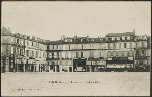 Auch  (Gers)  -  Place de l'Hôtel de Ville