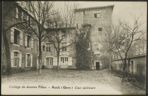 Auch (Gers)  -  Collège de Jeunes Filles, Cour intérieure