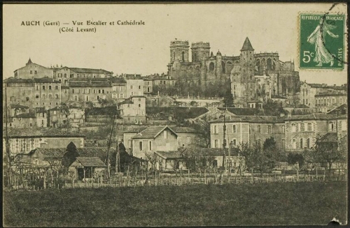 Auch (Gers)  -  Vue Escalier et Cathédrale (Côté Levant)