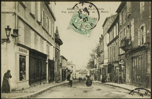 Auch (Gers)  -  Rue Gambetta . Vue prise de la Place de la Mairie