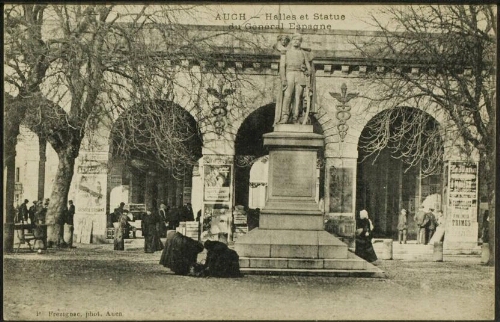 Auch  -  Halles et Statue du Général Espagne