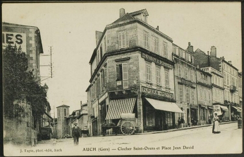 Auch (Gers)  -  Clocher Saint-Orens et Place Jean David